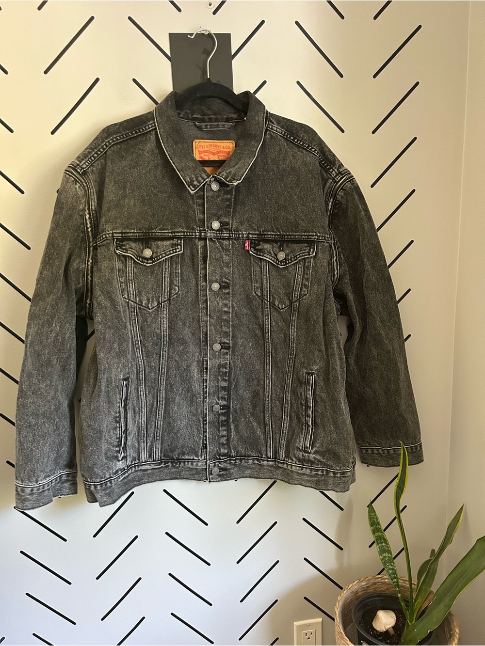 Levi’s black washed trucker denim jacket removable sleeves vest